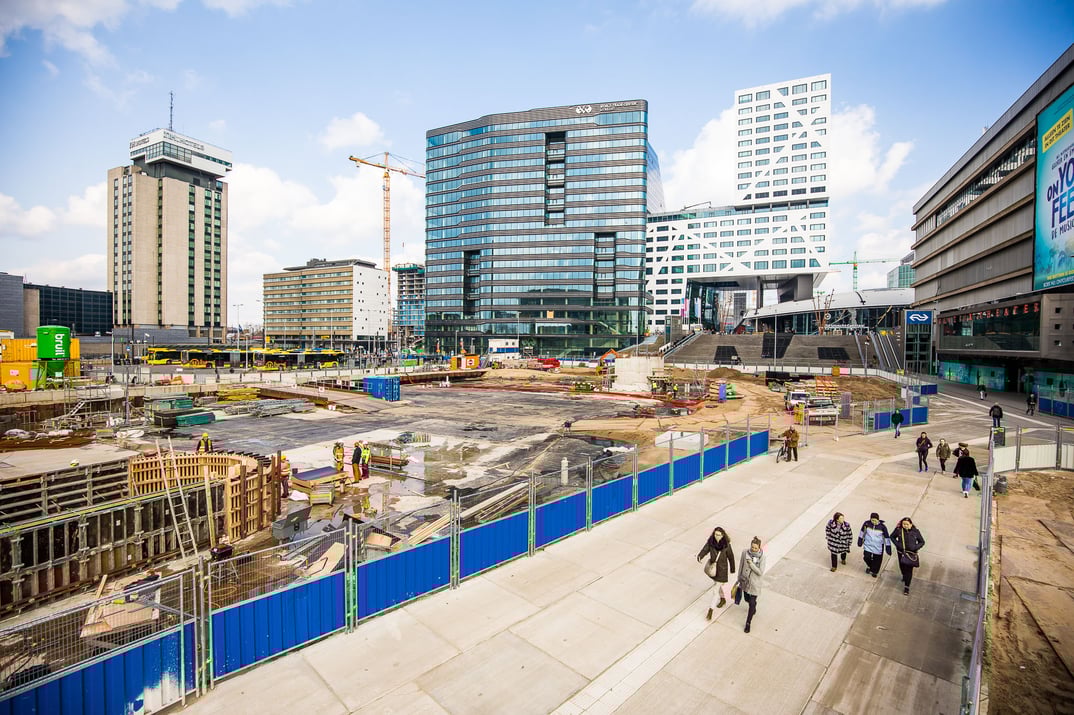 Jaarbeursplein bouwplaatsinrichting voetgangers met tijdelijke beveiliging op bouwplaats