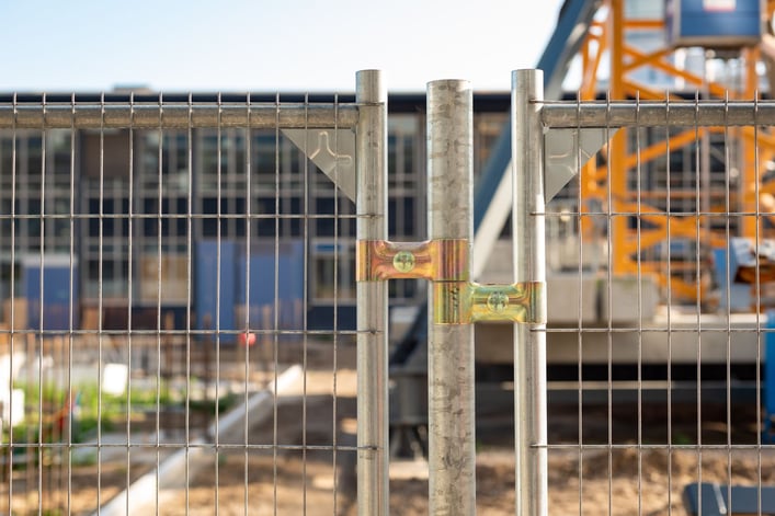 Een stevig bouwhek dat niet omwaait: de do's en don'ts