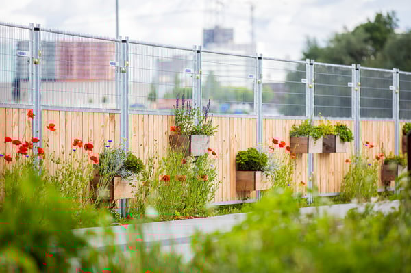 Een veilige terreinafzetting en mooie Combi-Wood hekken op het Floriadeterrein