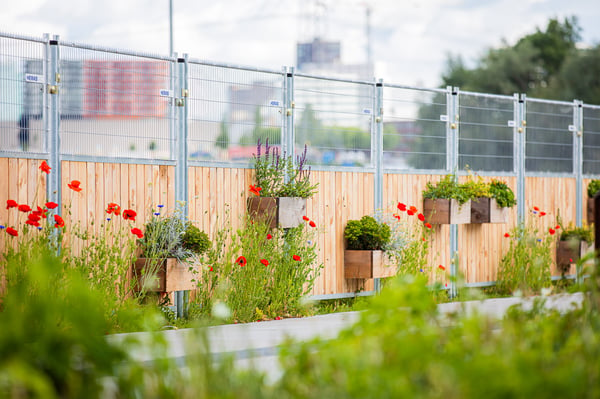 Een veilige terreinafzetting en mooie Combi-Wood hekken op het Floriadeterrein