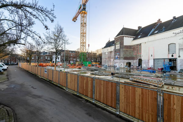 Houten, duurzame bouwhekken op binnenstedelijke bouwplaats in Maastricht