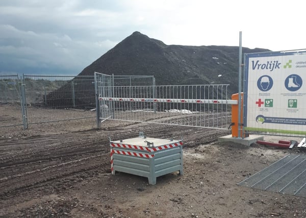 Complete ontzorging met bouwhekken, slagboom en toegangscontrole voor een distributiecentrum