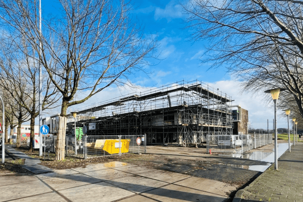 Bouwproject in Zwolle: semipermanente montage zorgt voor veiligheid en een strakke uitstraling 