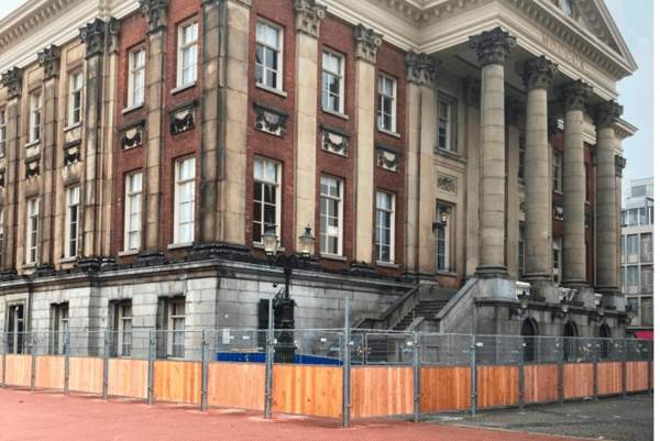 Combi-Wood hekken blijven mooi en intact op rumoerige Groningse Grote Markt